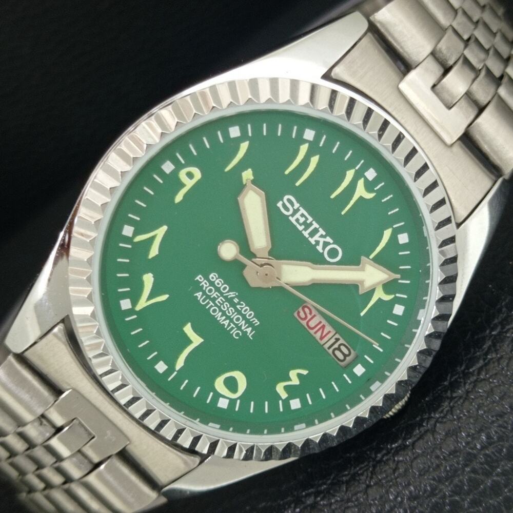 Vintage 1974 Seiko Automatic Mens Silver Watch W/daydate & Green accents